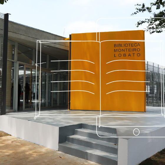Uma biblioteca, onde a entrada a parede possui a coloração amarela e letras indicando ser a biblioteca Monteiro Lobato. Por cima da imagem, um desenho de um livro aberto.