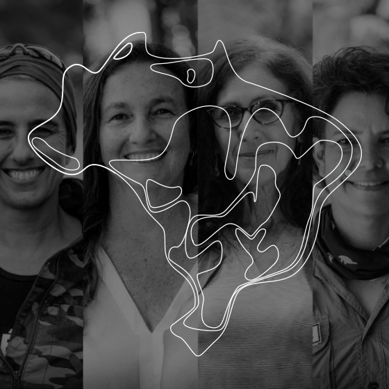 4 mulheres sorrindo, imagem em preto e branco. Por cima da imagem, um desenho do formato do Brasil.