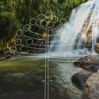 Cachoeira perto de pedras, um desenho de árvore por cima da foto