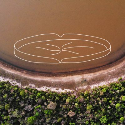 Água de um rio, limpa e azul. Por cima da imagem, um desenho de vitória régia.