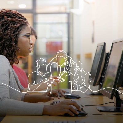 Mulher negra utilizando o computador.