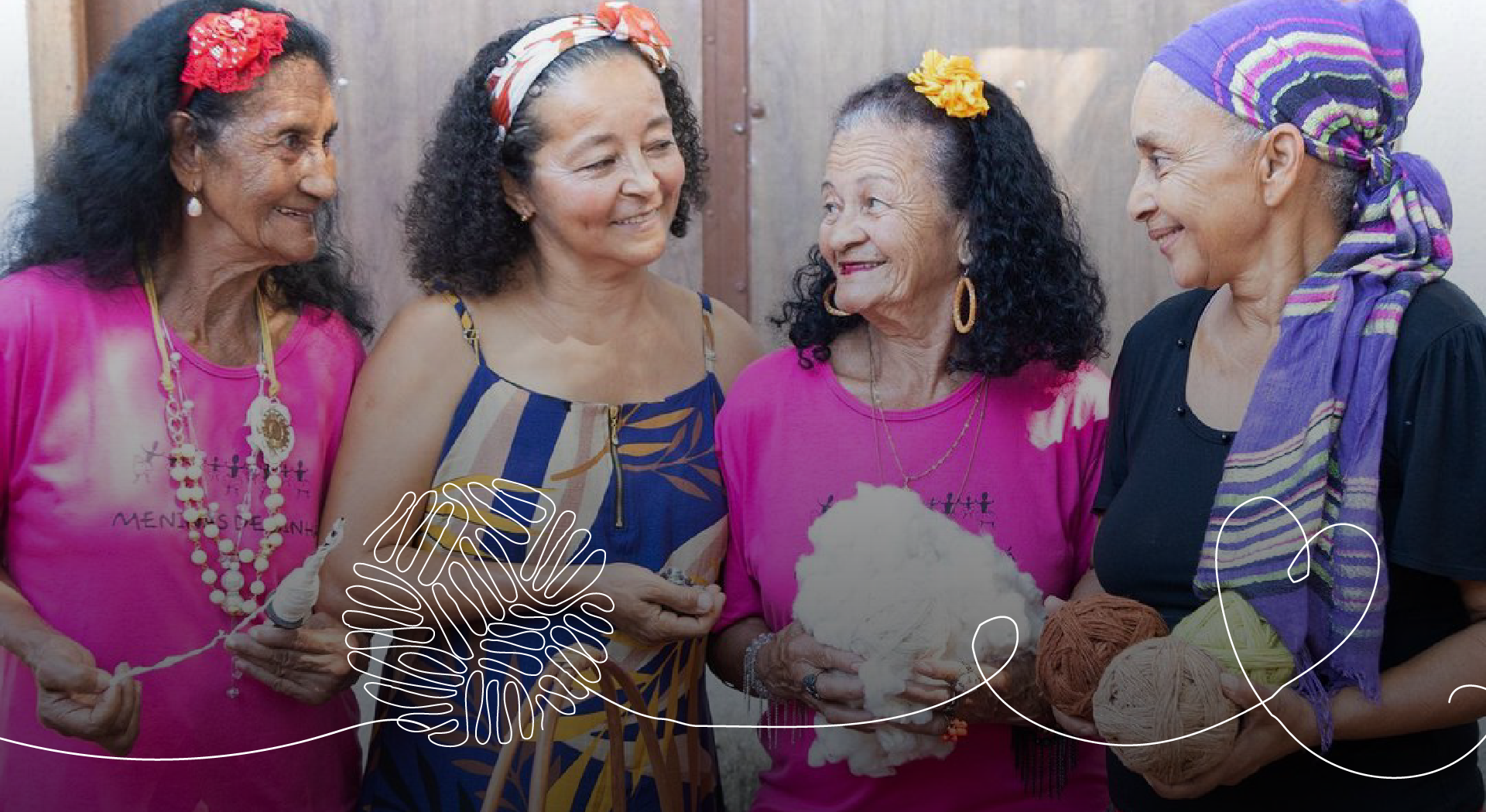 Quatro mulheres idosas, usando roupas coloridas, seguram objetos relacionados a artesanatos.